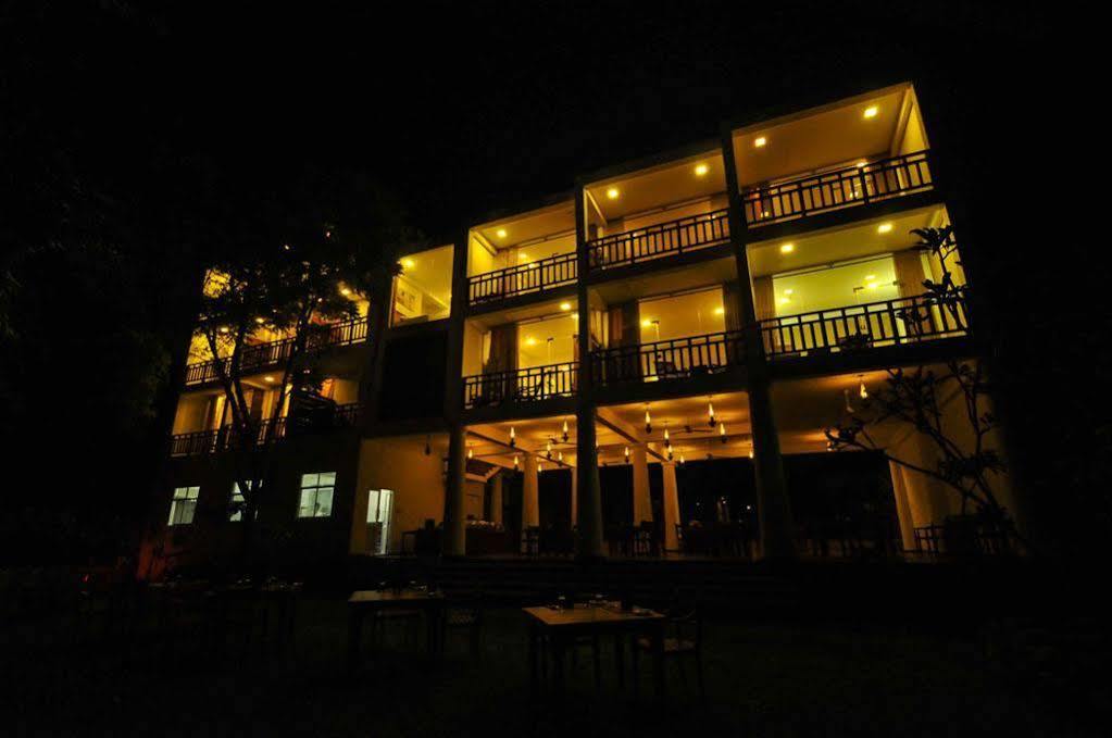 Yala Oga Reach Hotel Tissamaharama Exteriör bild